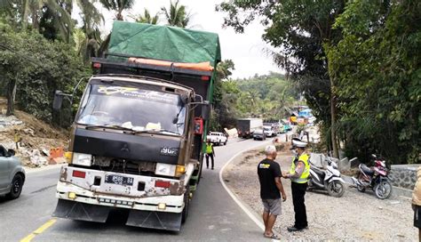 Nusabali Dua Truk Mogok Di Tanjakan Samsam