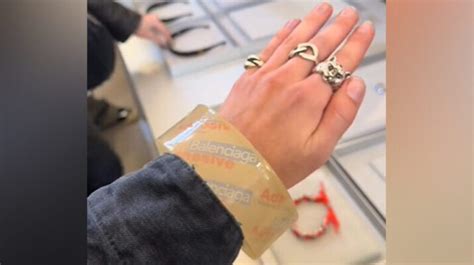 Balenciaga Sorprende Con Nueva Pulsera De Cinta Adhesiva El