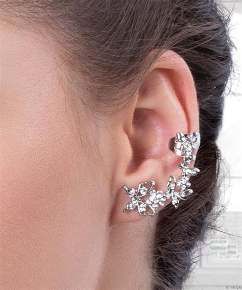 Egy pár ear cuff fülbevaló pillangókkal és virágokkal