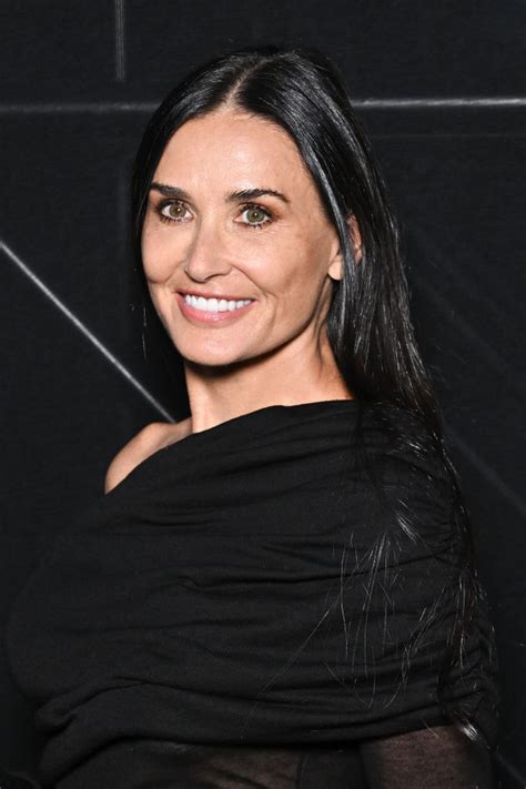 Demi Moore Esbanja Estilo Em Apari O Na Semana De Moda De Paris