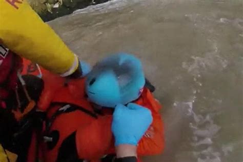 Video Newhaven Lifeboat Crew Members Save Paraglider From Drowning