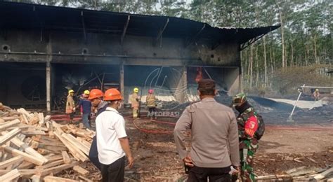 Pabrik Triplek Puncu Terbakar Kerugian Capai Rp Juta Afederasi