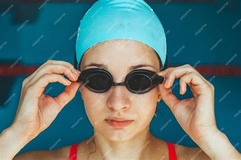 Gros Plan Extrême Dune Tête De Fille Caucasienne Avec Un Bonnet De Bain Et Des Mains Mettant