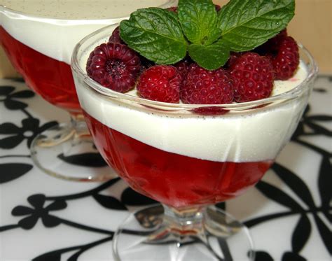 Panna cotta z galaretką i owocami