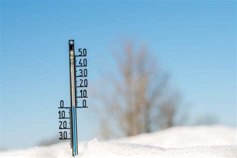 Term Metro Da Previs O De Tempo Temperatura Da Mostra Da Neve Na Baixa