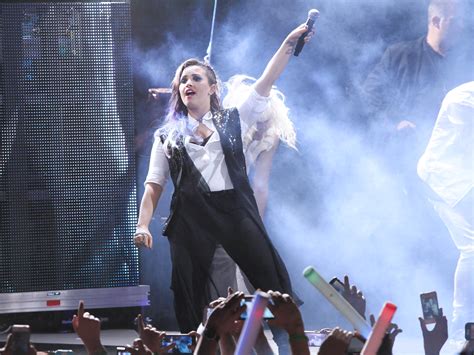 Demi Lovato Upsets Russian Fans For Putin Gay Kiss The Independent The Independent