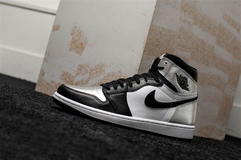 AIR JORDAN 1 RETRO HIGH WMNS 'SILVER TOE' & SNEAKERBOX