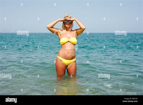 Mujer Tatuada En Bikini Fotograf As E Im Genes De Alta Resoluci N Alamy