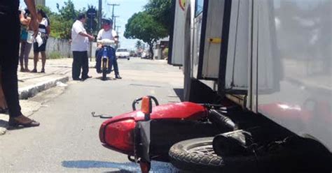 G Motocicleta Fica Embaixo De Nibus Ap S Ser Arrastada Em Jo O