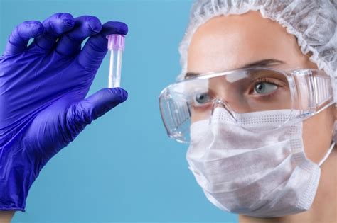 Una Asistente De Laboratorio Con Gafas Una Máscara Médica Guantes