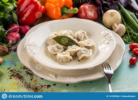 Pelmeni Ruso De Las Bolas De Masa Hervida De La Carne Con La Hoja De