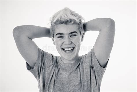 Portret Van De Aantrekkelijke Gay Transsexueel Jongeman Met Glimlachend Blij Gezichtje