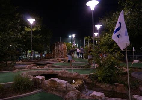 Cheap NYC Date Idea: Mini Golf at Pier 25 in Manhattan - New York Cliché