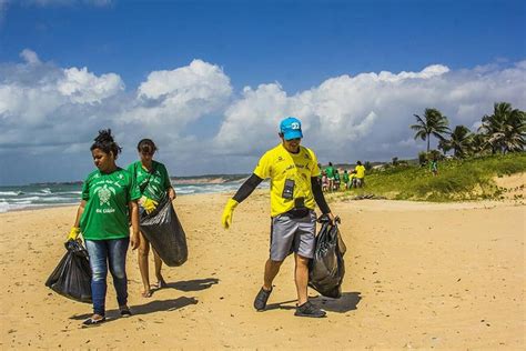 Oceânica realiza campanha Praia Limpa em Búzios