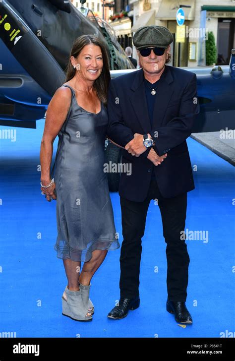 Brenda Johnson Und Brian Johnson Die Teilnahme An Der Premiere Von