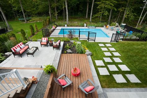 Bordée de bois Cour arrière Piscine spa Réalisations Brisson