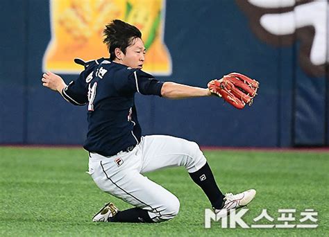 정수빈 `안타 지우는 호수비` Mk포토 Mk스포츠