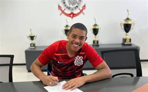 multa milionária Corinthians renova contrato goleiro da base