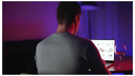 Revenge Porn A Latina Lei Lo Lascia E Lui Pubblica Foto Hard Della Ex