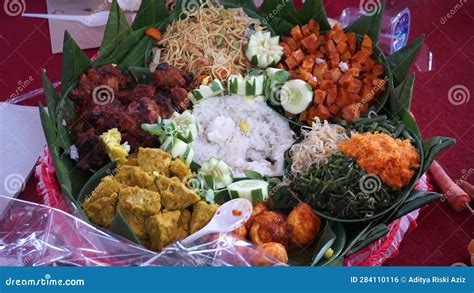 Chef Que Sirve Arroz Con Cono De Nasi Tumpeng Servido Con Ensalada