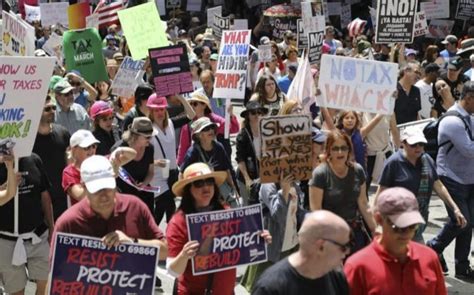 Miles De Personas Protestan En EEUU Para Que Trump Publique Sus Impuestos