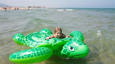 La OCU Alerta Del Peligro De Las Colchonetas Y Figuras Hinchables En El Mar