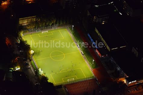 Berlin Von Oben N Chtlich Beleuchteter Sportplatz Fu Ballplatz An