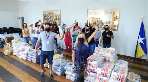 Famílias carentes recebem doações de cestas básicas em Porto Velho