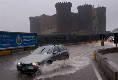 Allerta Meteo Ufficiale Scuole Chiuse A Napoli Anche Mercoled