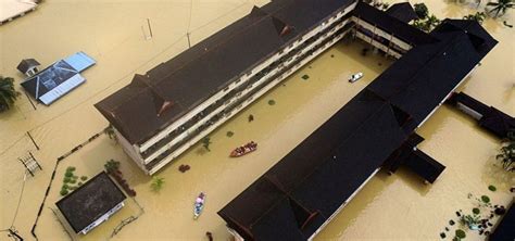 Five Dead More Than 70 000 Evacuated In Malaysia Floods