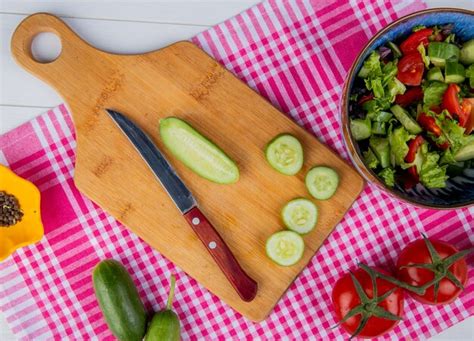 Vista superior de pepino cortado e fatiado faca na tábua e salada