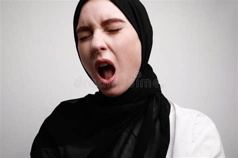 Foto De Uma Jovem Mu Ulmana S Ria No Hijab Preto Boca Aberta