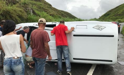 R Dio Acesa Fm Vr Carro Capota Na Rj E Deixa Idoso Ferido