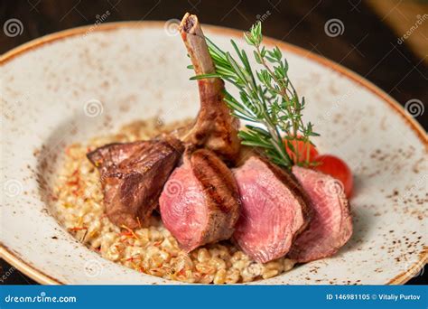 Plato De La Carne Del Nudillo Con Un Acompa Amiento En Una Placa Azul