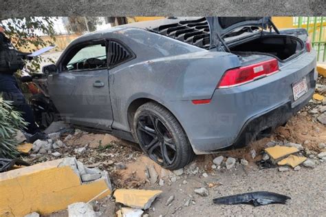 Conduce A Exceso De Velocidad Y Choca Contra Barandal Y Caseta En La