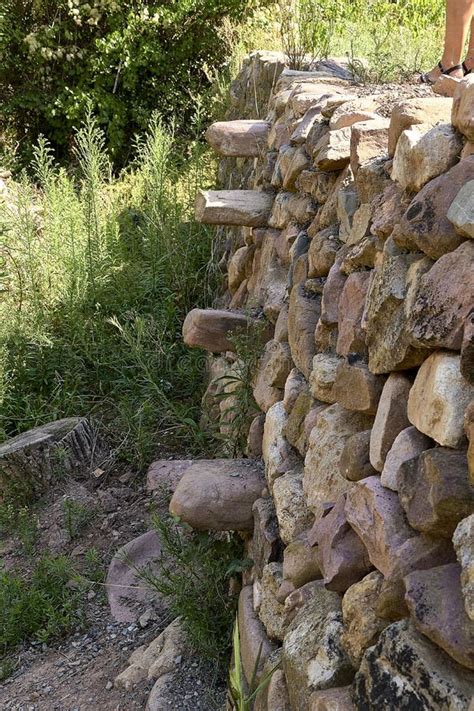 Muro Di Pietra Per I Campi Con Gradini Di Pietra Per Arrampicarsi