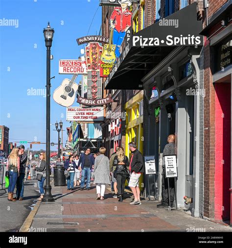 Street sign broadway nashville hi-res stock photography and images - Alamy