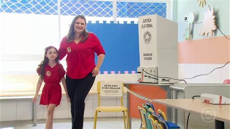 Marília Arraes vota no segundo turno em escola na Zona Norte do Recife