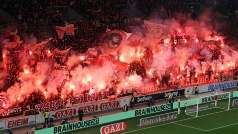 Wegen Pyrotechnik Saftige Strafe F R Den Vfb Stuttgart Vfb Stuttgart