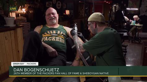 Packers 'Fan Hall of Famer' gets Packers tattoo