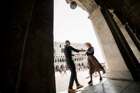 Free Photo | Couple on a honeymoon in venice