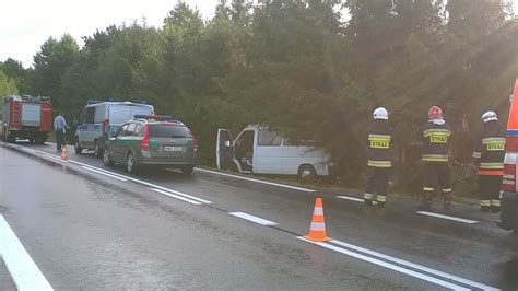 Bus wypadł z drogi 9 osób w tym dwoje dzieci w środku ZDJĘCIA