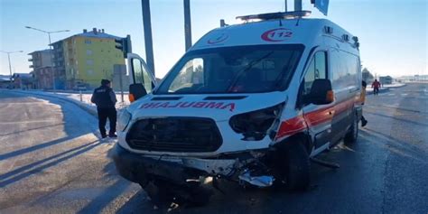 Hasta taşıyan ambulans ile otomobil çarpıştı 6 yaralı