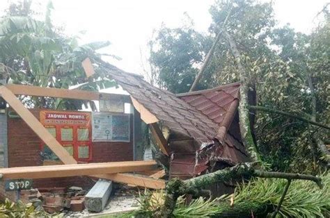 Puting Beliung Terjang Desa Di Boyolali Belasan Rumah Alami Kerusakan