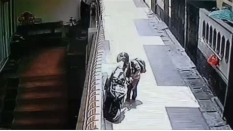 Terekam CCTV 2 Maling Curi Motor Anak Kos Di Pademangan Okezone