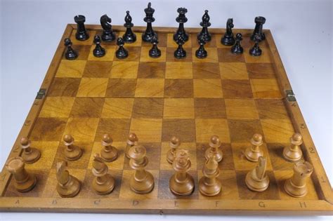 Vintage chess set with foldable vintage chess board. - Wood - Catawiki