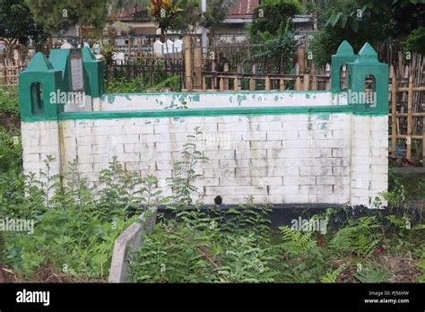 L Pida Y Tumbas En Un Antiguo Cementerio Musulm N Conjunto De Tumbas