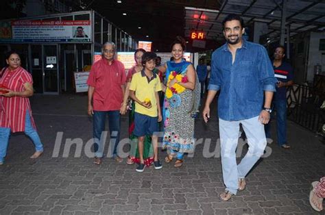 R. Madhavan with his Family at Siddhivinayak Photo