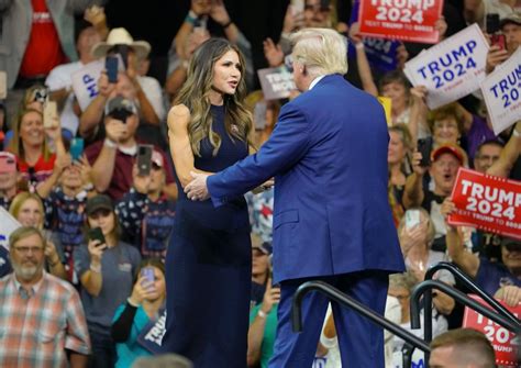 Photo Donald Trump Holding Hands With Kristi Noem