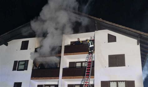 Brand in Mehrfamilienhaus Großaufgebot der Feuerwehr im Einsatz